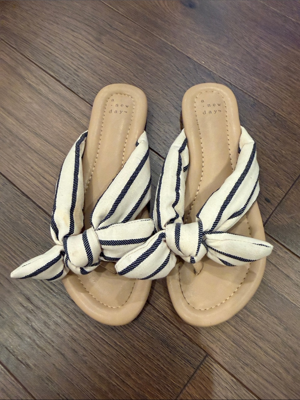 A New Day Striped Bow Slide Sandals in Beige and Navy Size 8 - C72-098